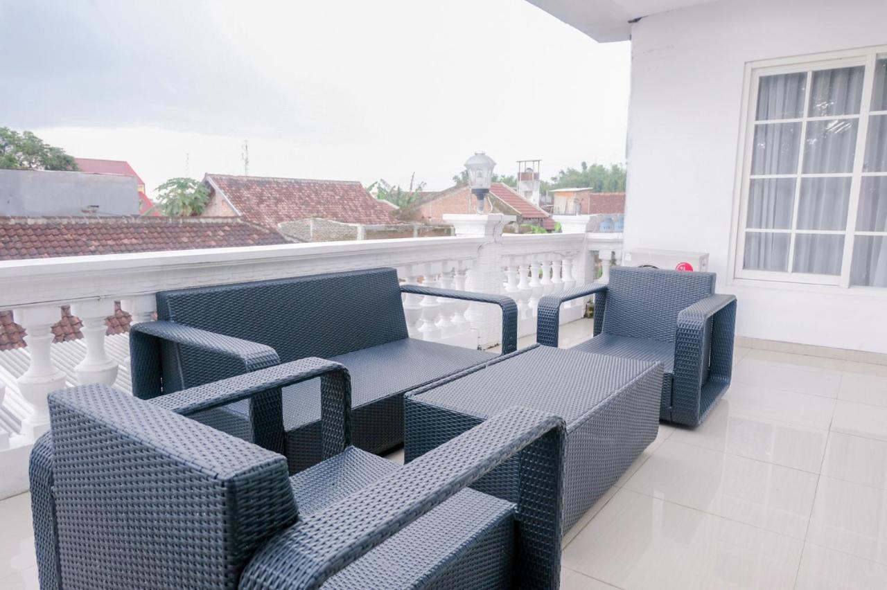 Oyo 696 Hasanah Guest House Syariah De Saphire Malang Kültér fotó