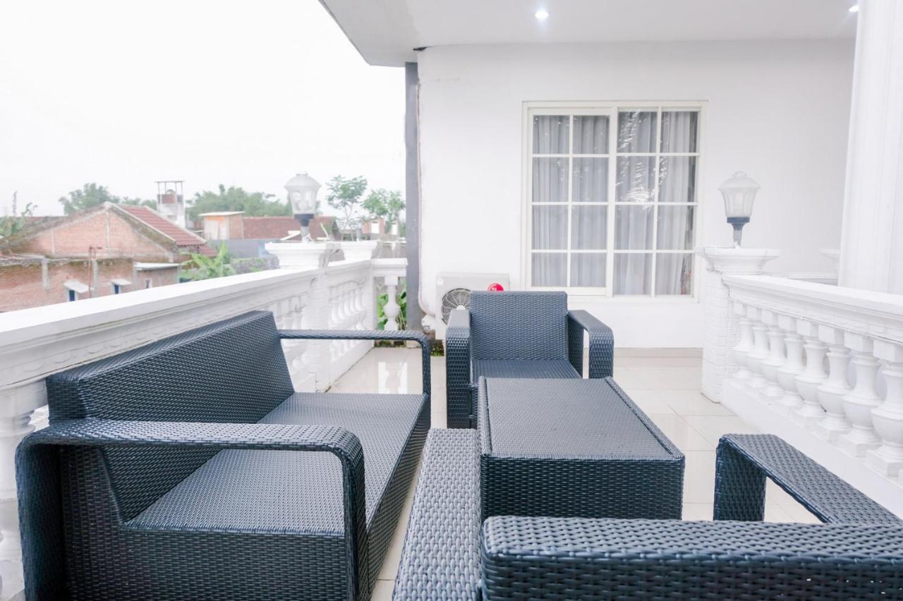 Oyo 696 Hasanah Guest House Syariah De Saphire Malang Kültér fotó