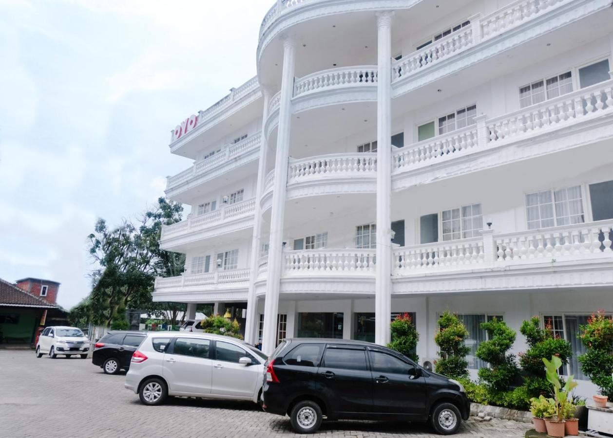 Oyo 696 Hasanah Guest House Syariah De Saphire Malang Kültér fotó
