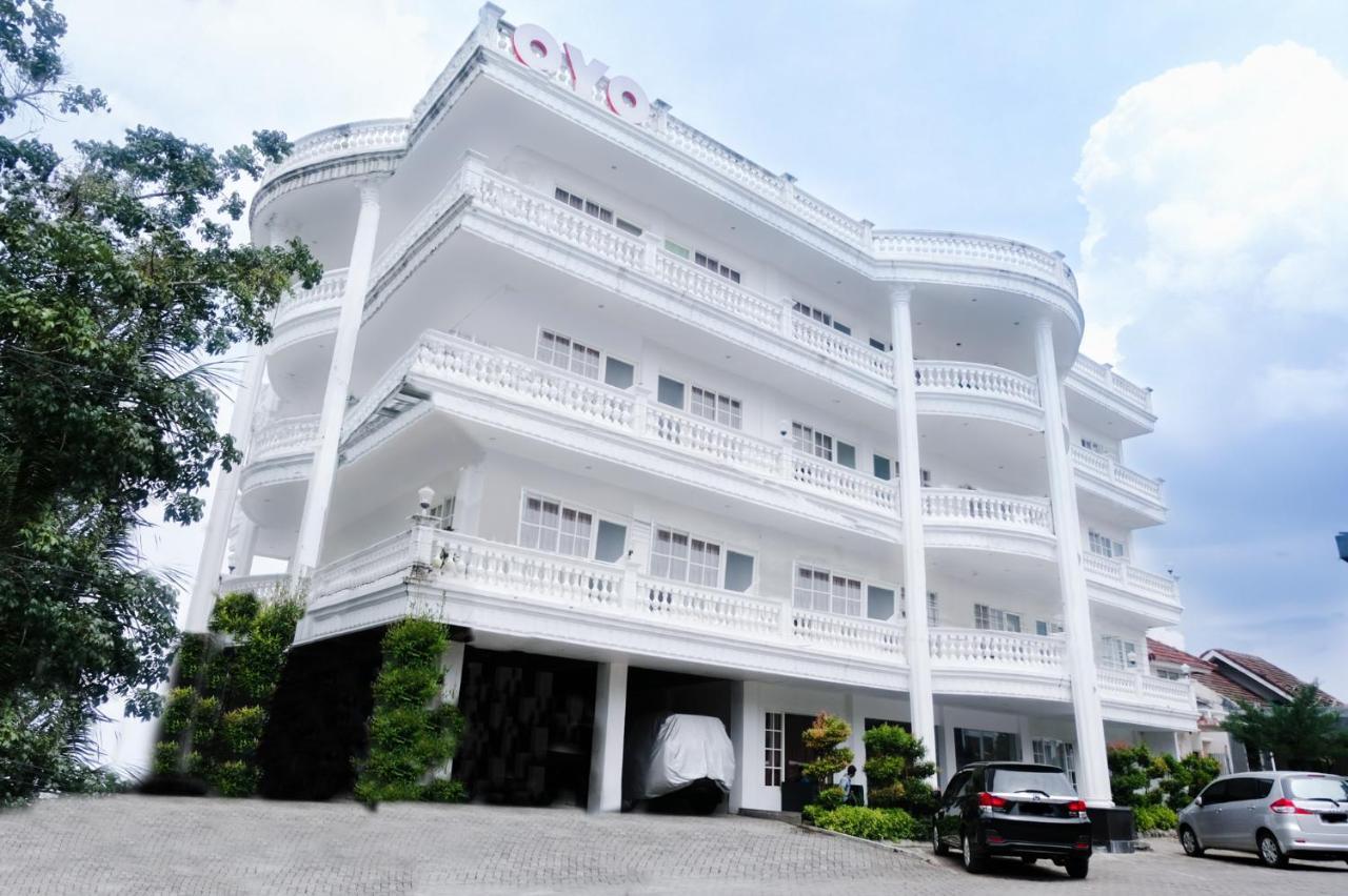 Oyo 696 Hasanah Guest House Syariah De Saphire Malang Kültér fotó