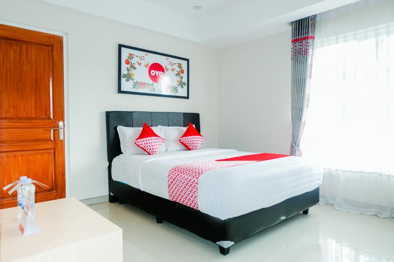 Oyo 696 Hasanah Guest House Syariah De Saphire Malang Kültér fotó