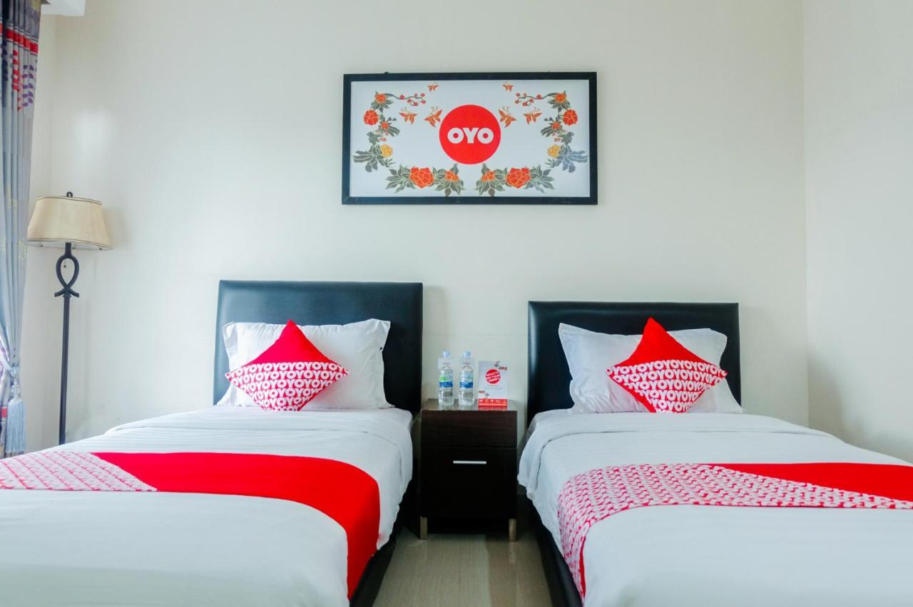 Oyo 696 Hasanah Guest House Syariah De Saphire Malang Kültér fotó
