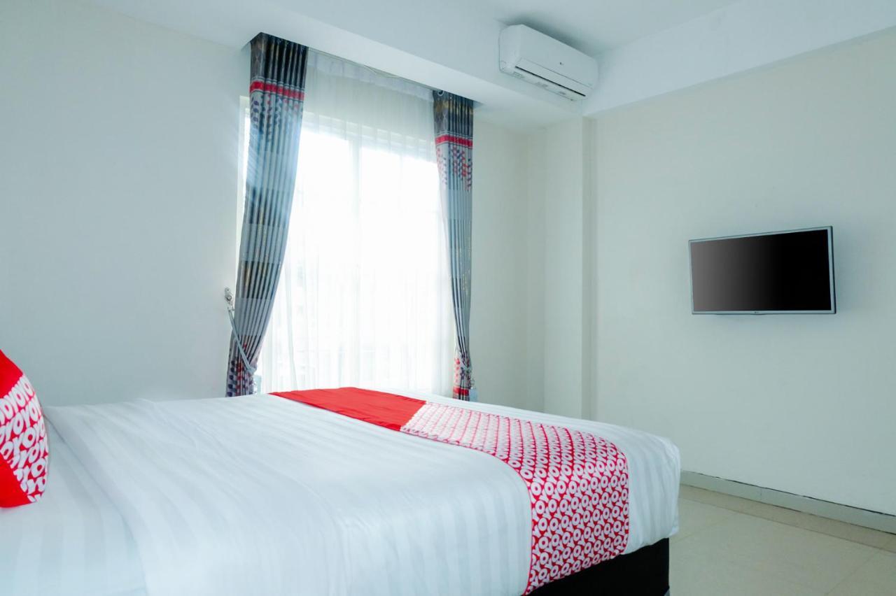 Oyo 696 Hasanah Guest House Syariah De Saphire Malang Kültér fotó