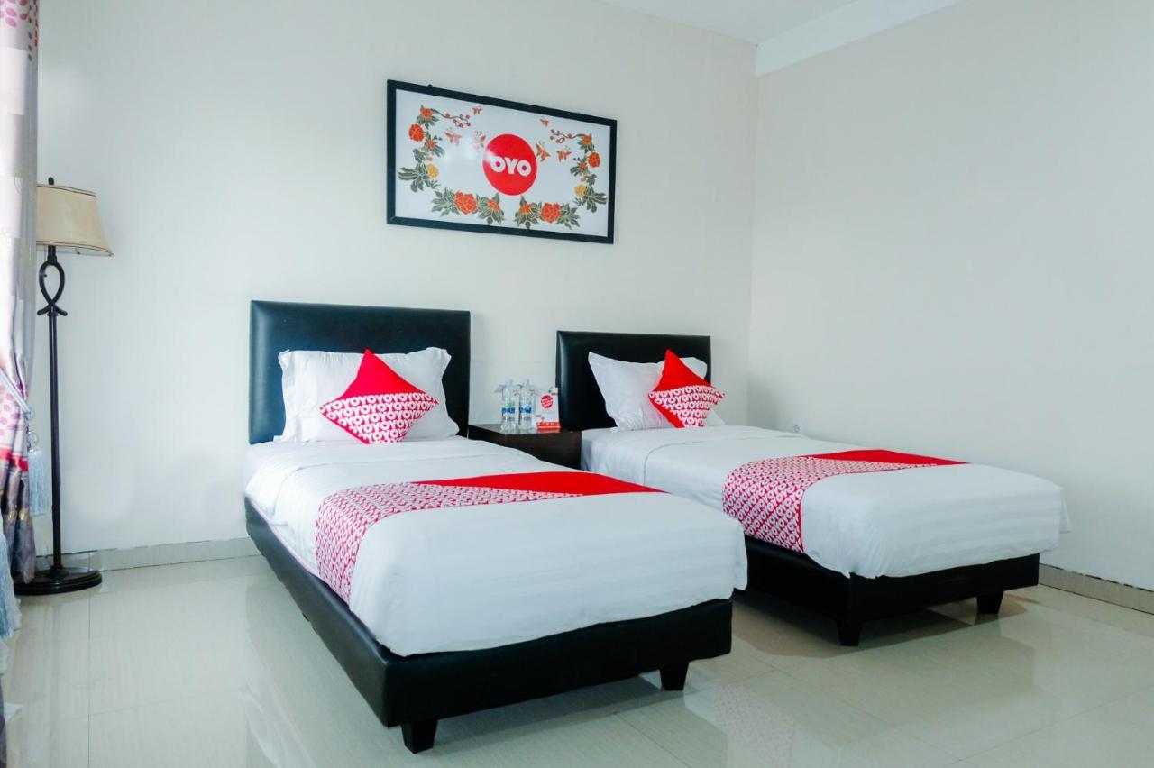 Oyo 696 Hasanah Guest House Syariah De Saphire Malang Kültér fotó