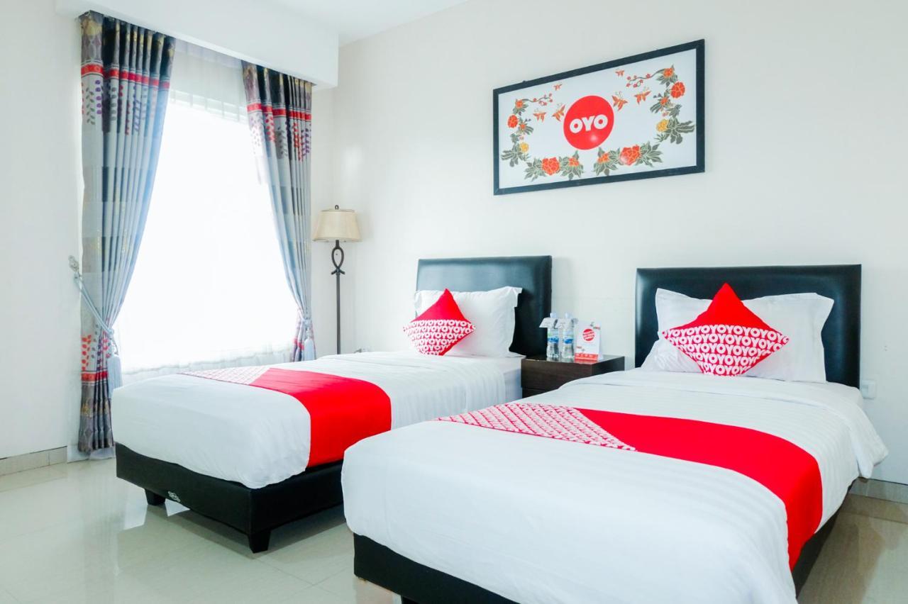Oyo 696 Hasanah Guest House Syariah De Saphire Malang Kültér fotó