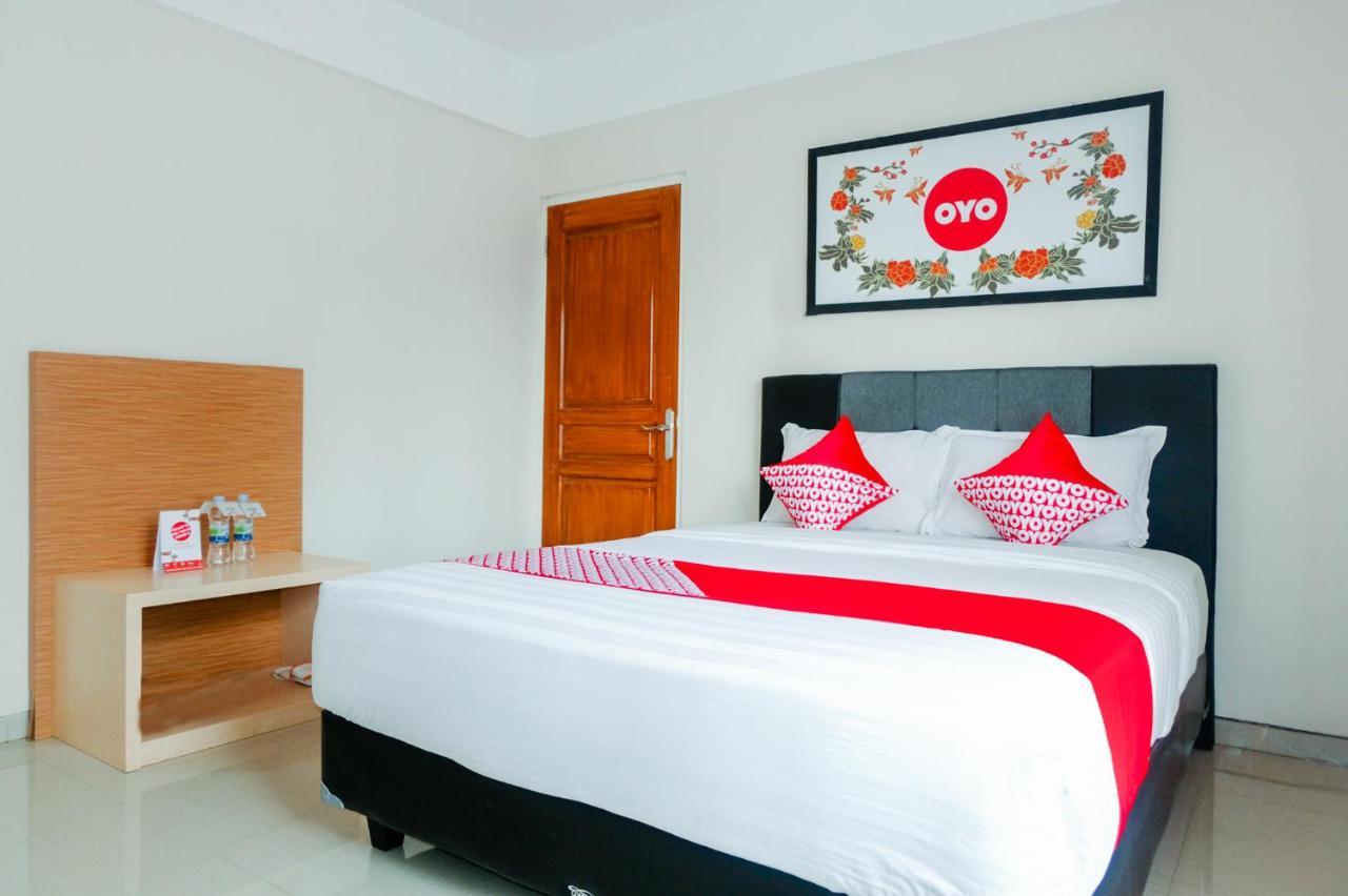 Oyo 696 Hasanah Guest House Syariah De Saphire Malang Kültér fotó