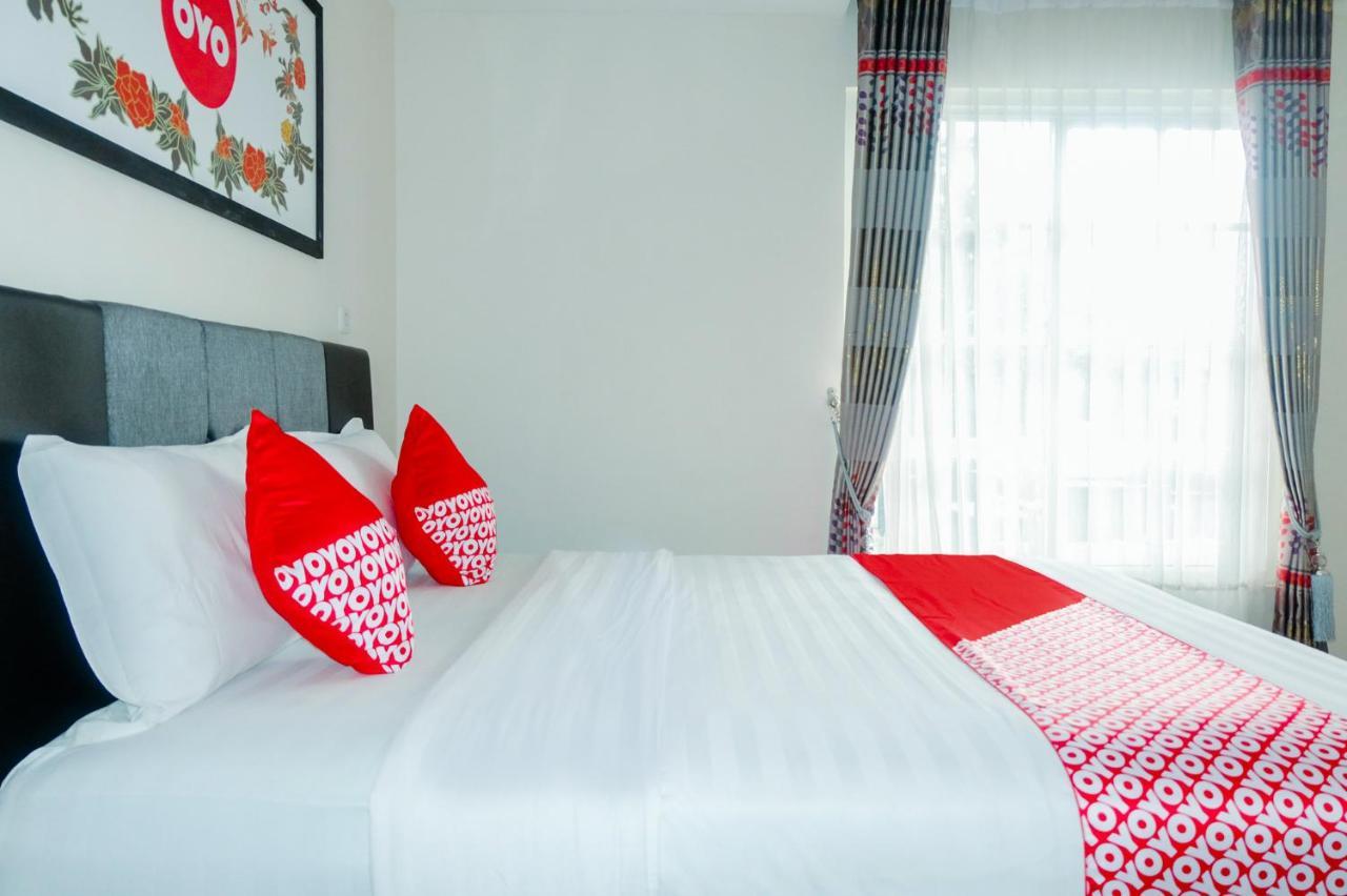 Oyo 696 Hasanah Guest House Syariah De Saphire Malang Kültér fotó