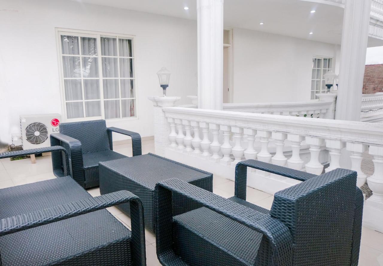 Oyo 696 Hasanah Guest House Syariah De Saphire Malang Kültér fotó