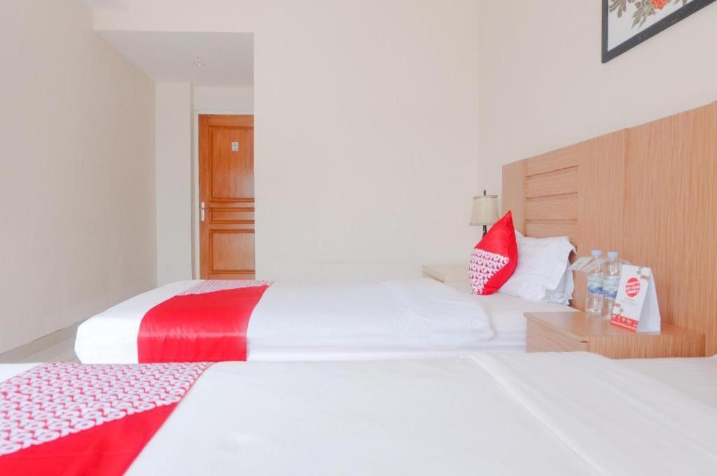 Oyo 696 Hasanah Guest House Syariah De Saphire Malang Kültér fotó