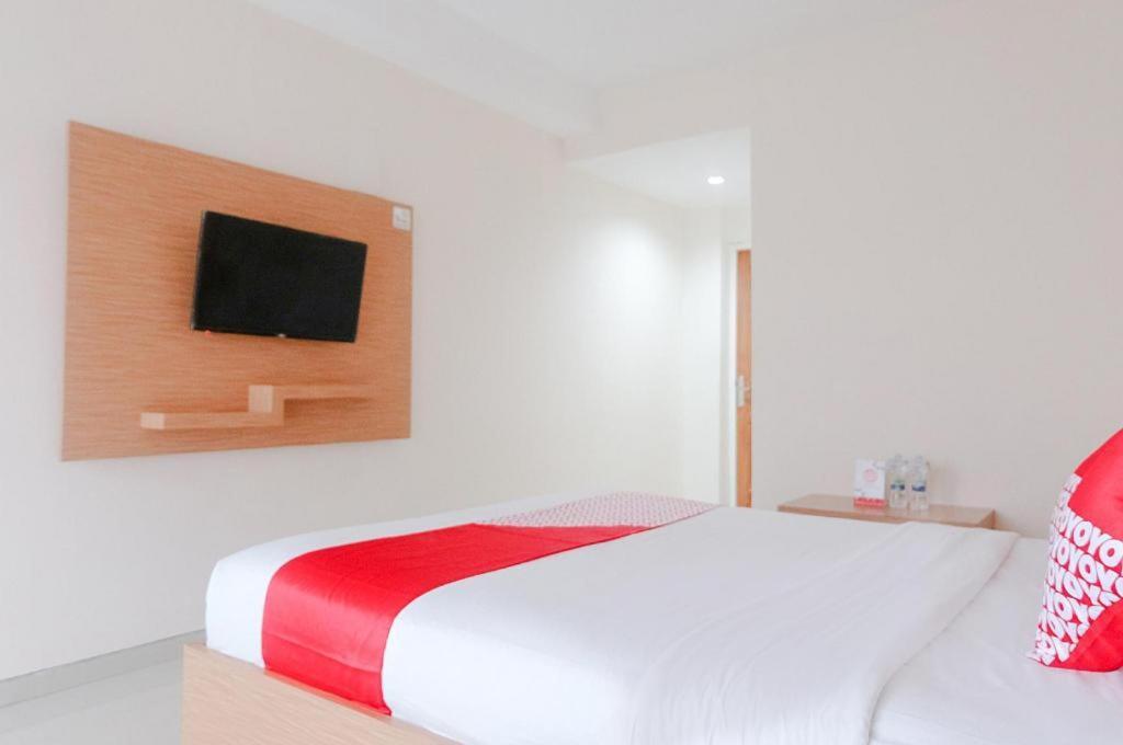 Oyo 696 Hasanah Guest House Syariah De Saphire Malang Kültér fotó