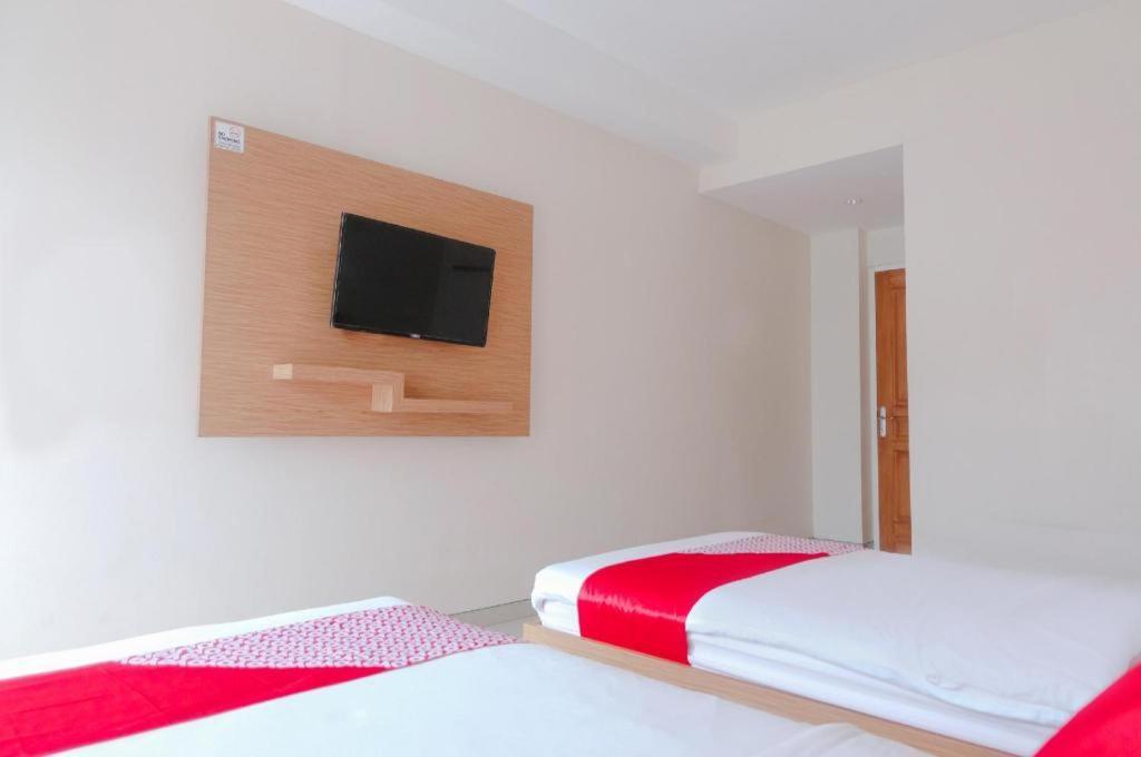 Oyo 696 Hasanah Guest House Syariah De Saphire Malang Kültér fotó