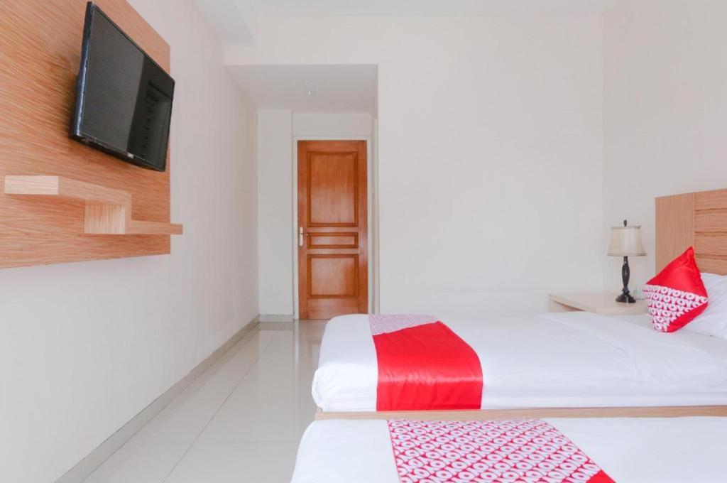 Oyo 696 Hasanah Guest House Syariah De Saphire Malang Kültér fotó