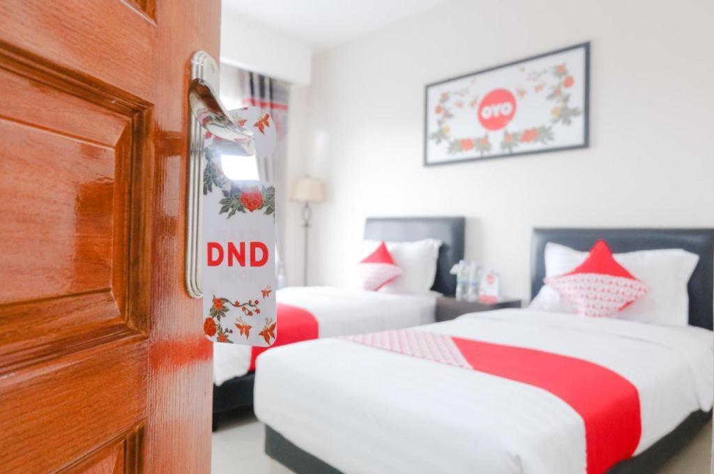 Oyo 696 Hasanah Guest House Syariah De Saphire Malang Kültér fotó